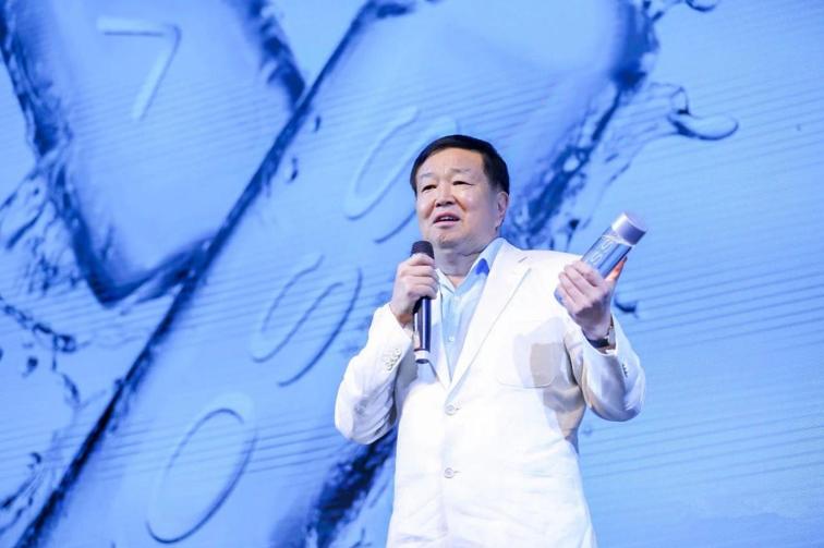 我国经济展现出强大韧性的原因是什么？