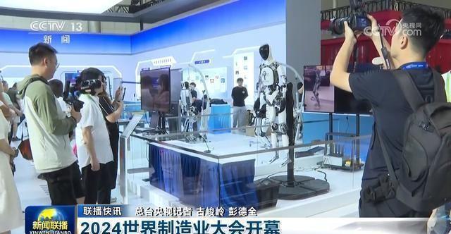 我国经济展现出强大韧性的原因是什么？