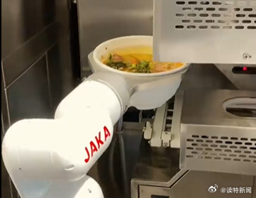深圳一家面馆引领未来风潮，从面粉到出餐全是机器人