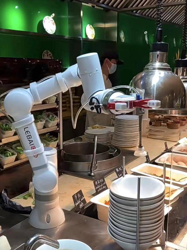 深圳一家面馆引领未来风潮，从面粉到出餐全是机器人