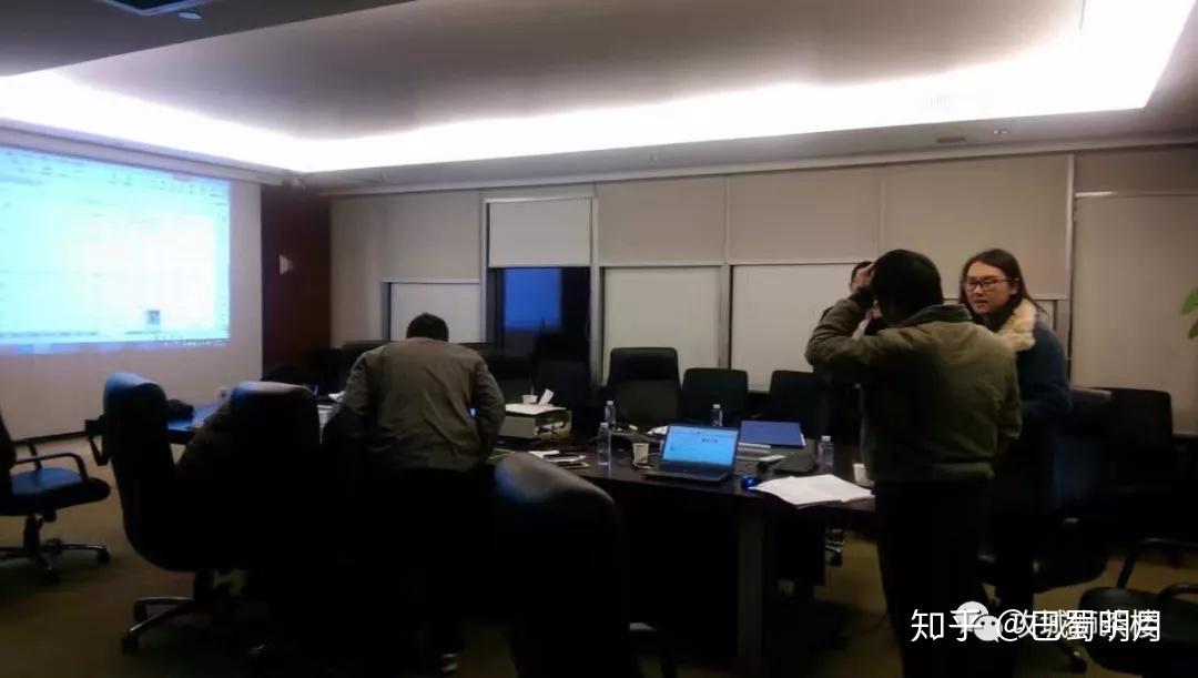 公司开会到凌晨2:30，夜深人静时的决策时刻