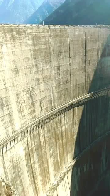 世界第一高坝首蓄成功，人类水利工程的壮丽里程碑