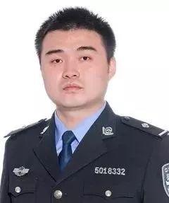 致敬英雄，53岁民警为保护群众勇斗歹徒牺牲
