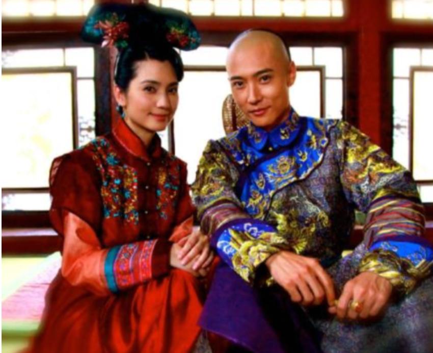 新婚夫妻的奇妙缘分，幼儿园同框到人生伴侣的蜕变