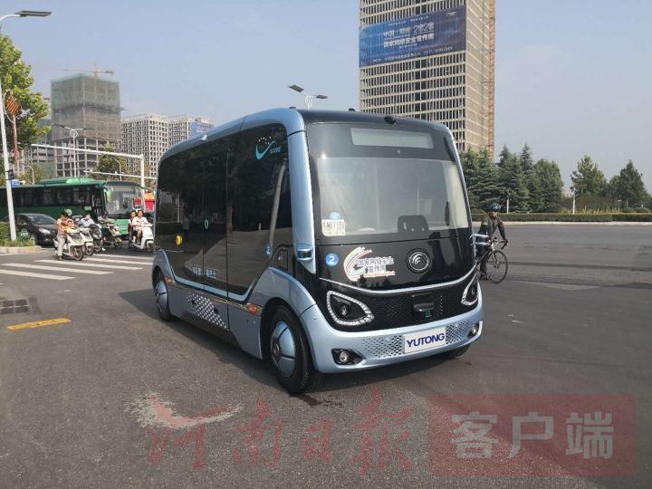 郑州通报，双层巴士误入隧道，车顶被削事件全解析