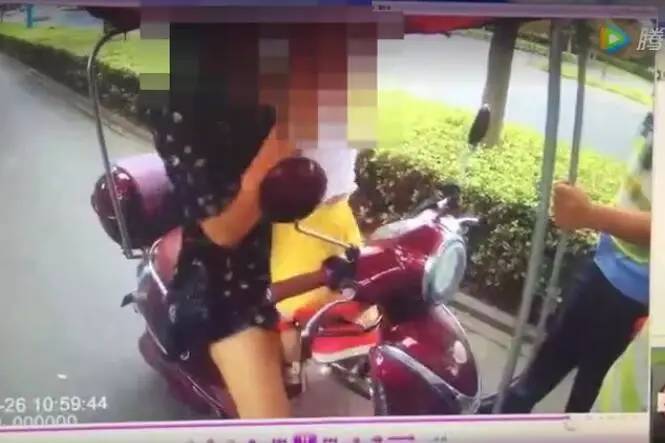 街头炫舞新风尚，骑手等红灯的独特舞姿