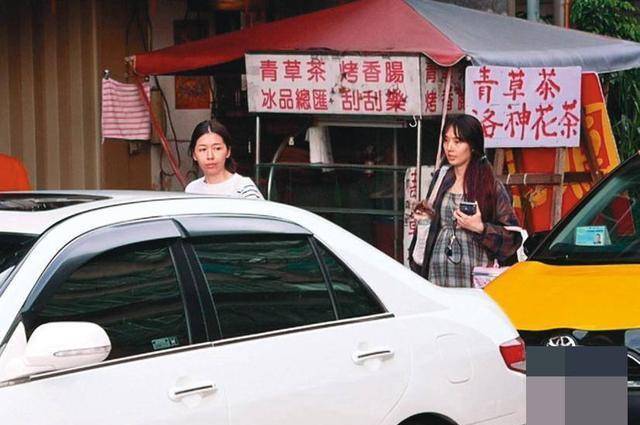 女孩清路边代孕广告，现代社会的复杂议题