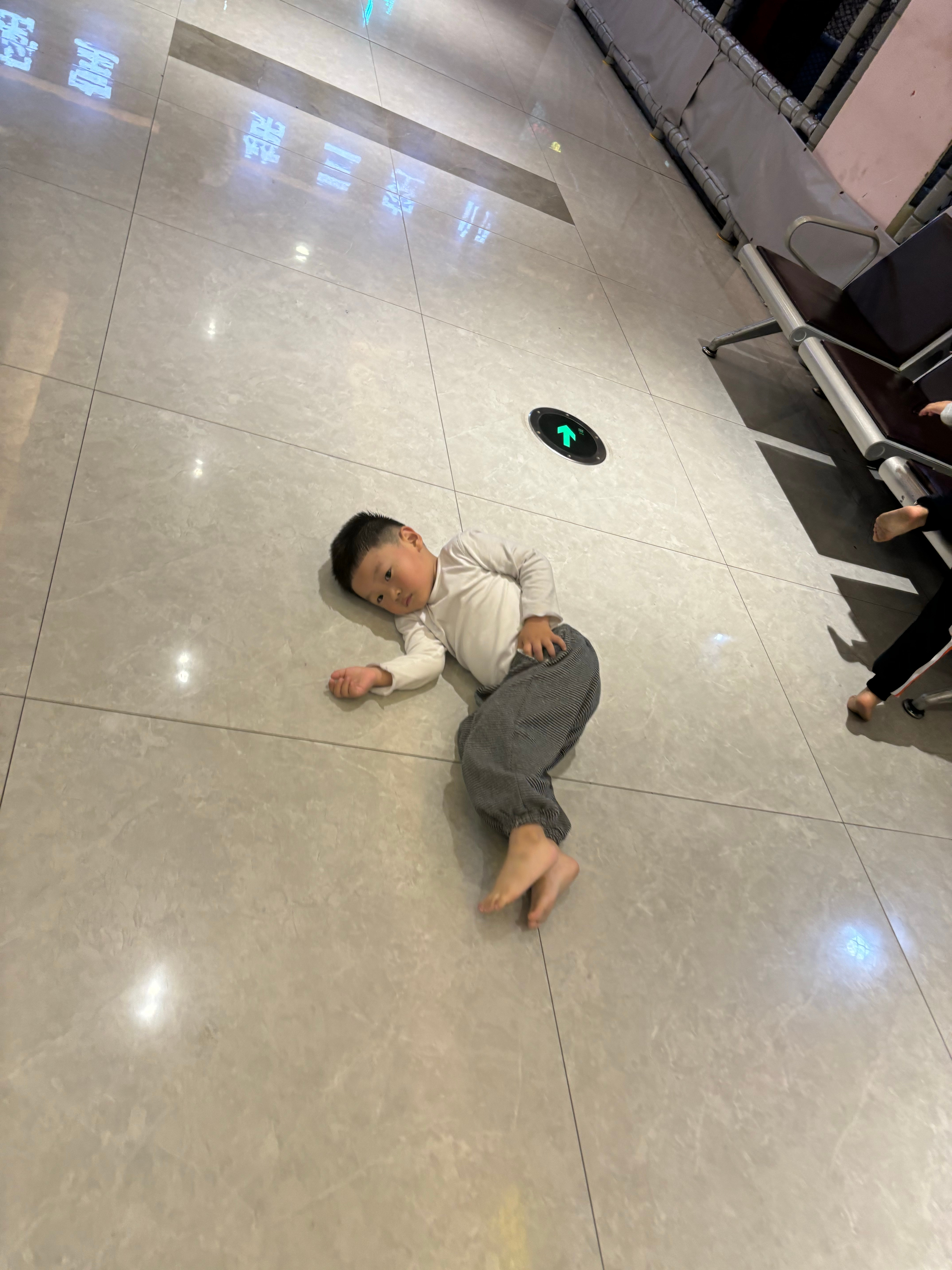 宝妈晕厥，15个月宝宝连滚带爬求救——一起关注儿童安全成长