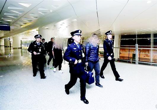 逃犯驾车冲撞民警行为的法律判定与惩处分析