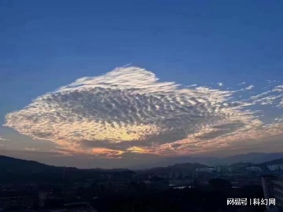 浙江天空现巨大长云如巨蟒横卧，揭秘自然奇观背后的奥秘
