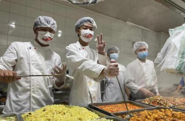 26岁北大研究生毕业当食堂阿姨，跨界人生的多元选择