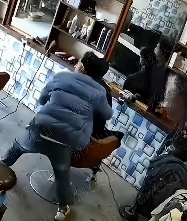 地震瞬间理发店老板两次转身守护，见证人间真情