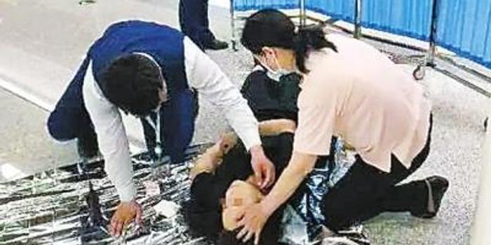曾双膝跪地救人的地铁员工再次闪耀救援之光