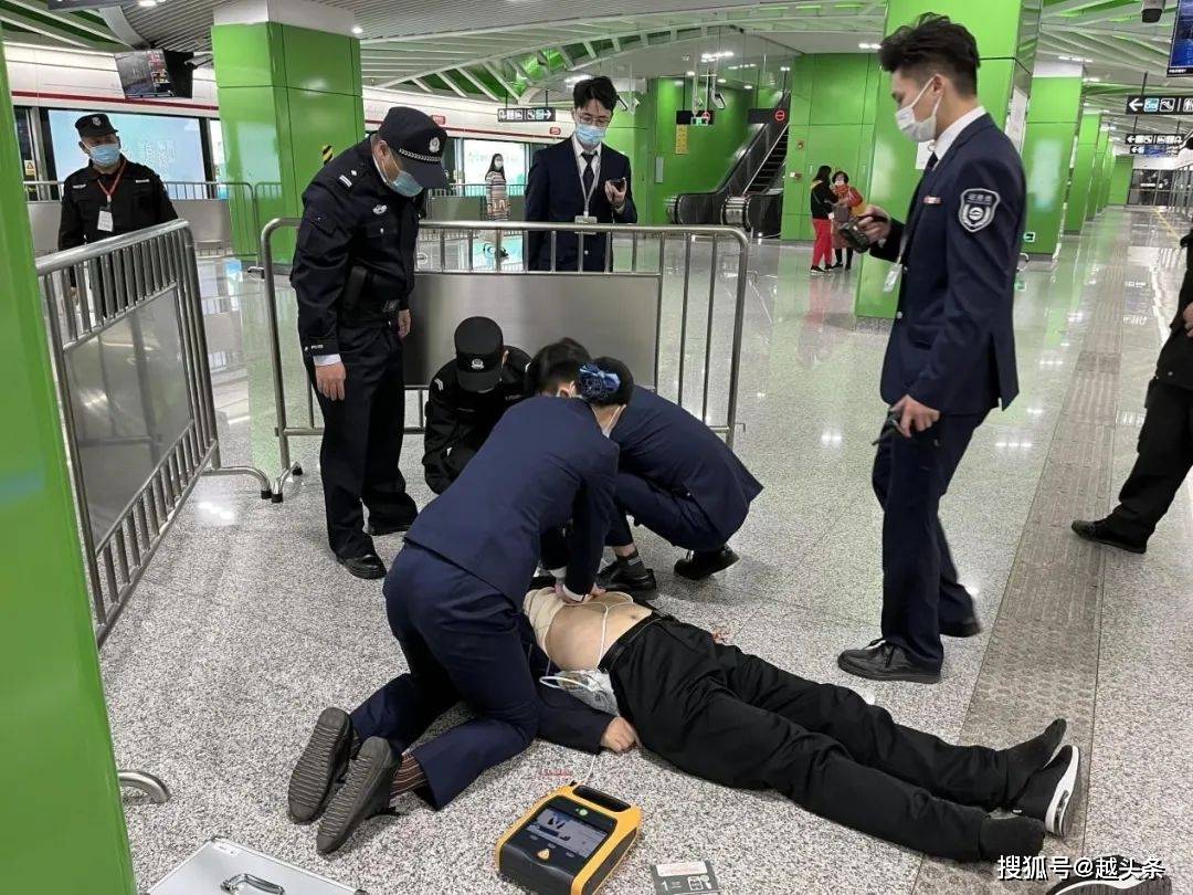 曾双膝跪地救人的地铁员工再次闪耀救援之光