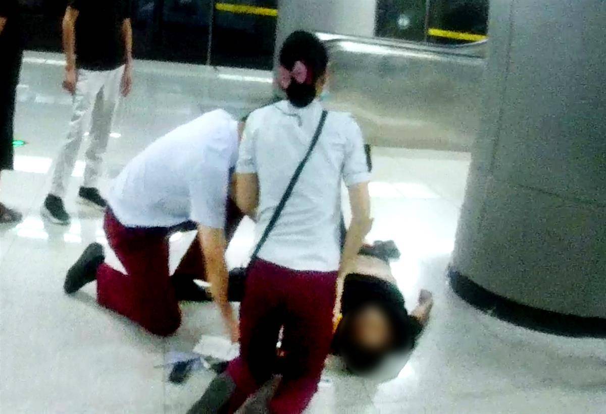 曾双膝跪地救人的地铁员工再次闪耀救援之光
