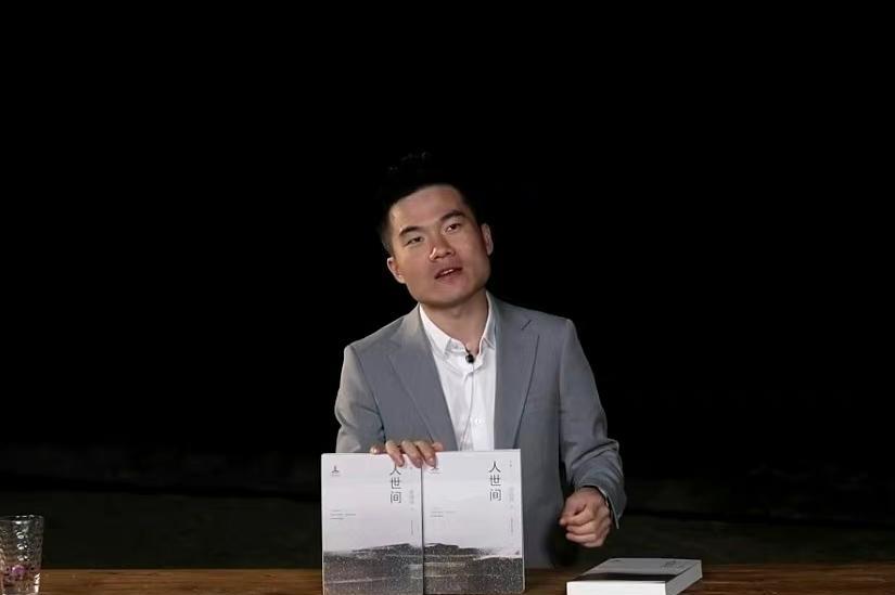 曝董宇辉下播后险被砸，一场意外与公众人物的应对之道