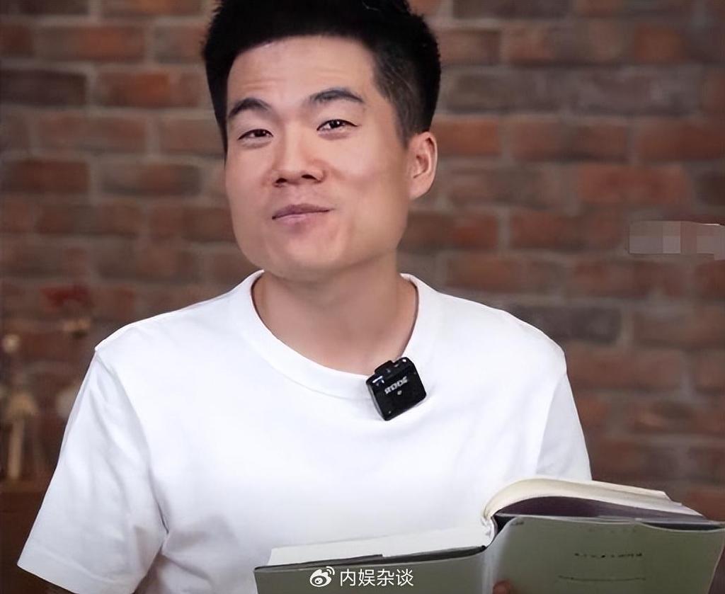 曝董宇辉下播后险被砸，一场意外与公众人物的应对之道