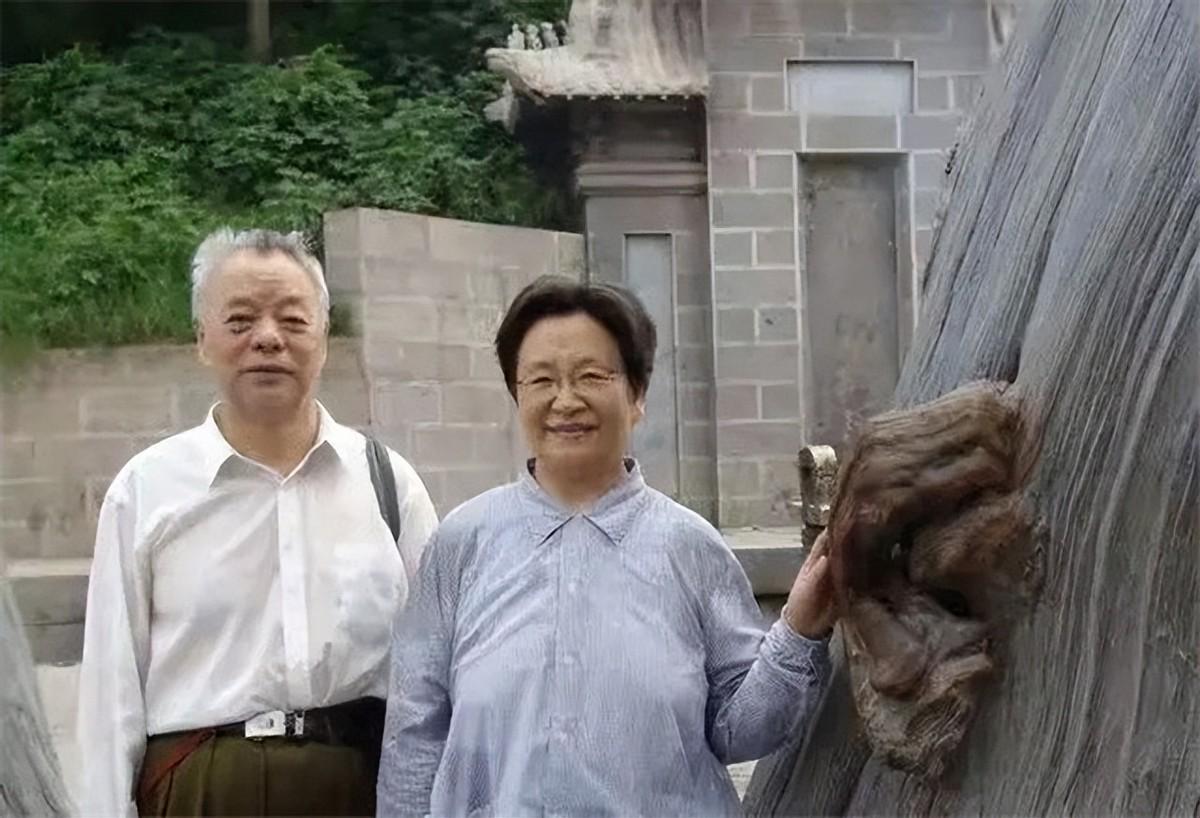 毛主席外孙王效芝携家人回韶山祭扫，红色传统的传承与缅怀