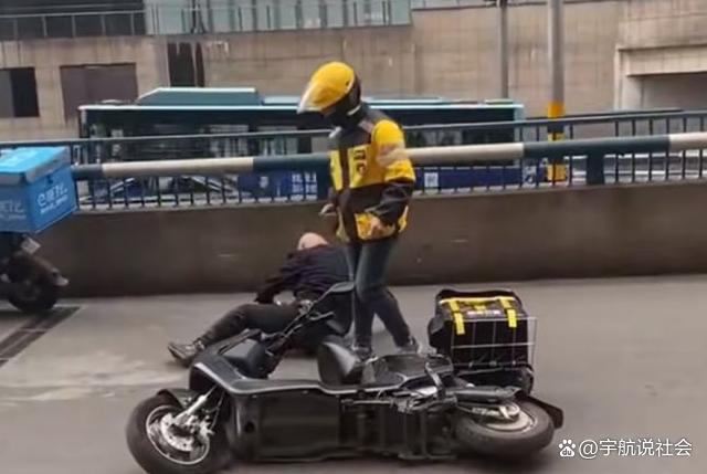 外卖员惊现街头，弹弓挑战电车
