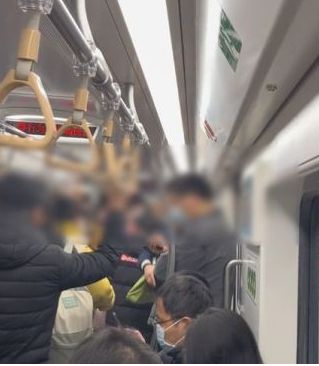 上海地铁一男一女，都市里的微妙情感与观察