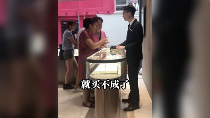 女生旅游遭路人大妈怼脸拍直播，现象、反思与应对