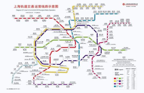 上海地铁线路男子，城市脉络中的行者风采