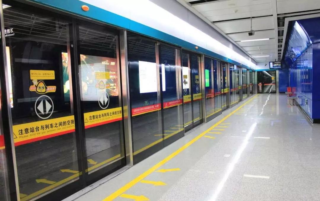 上海地铁线路男子，城市脉络中的行者风采