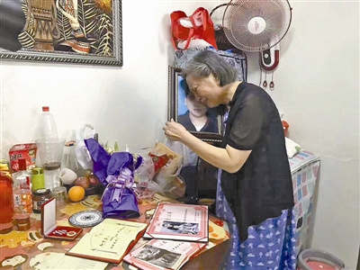 儿子卖房母亲拿老伴遗像阻拦背后的故事