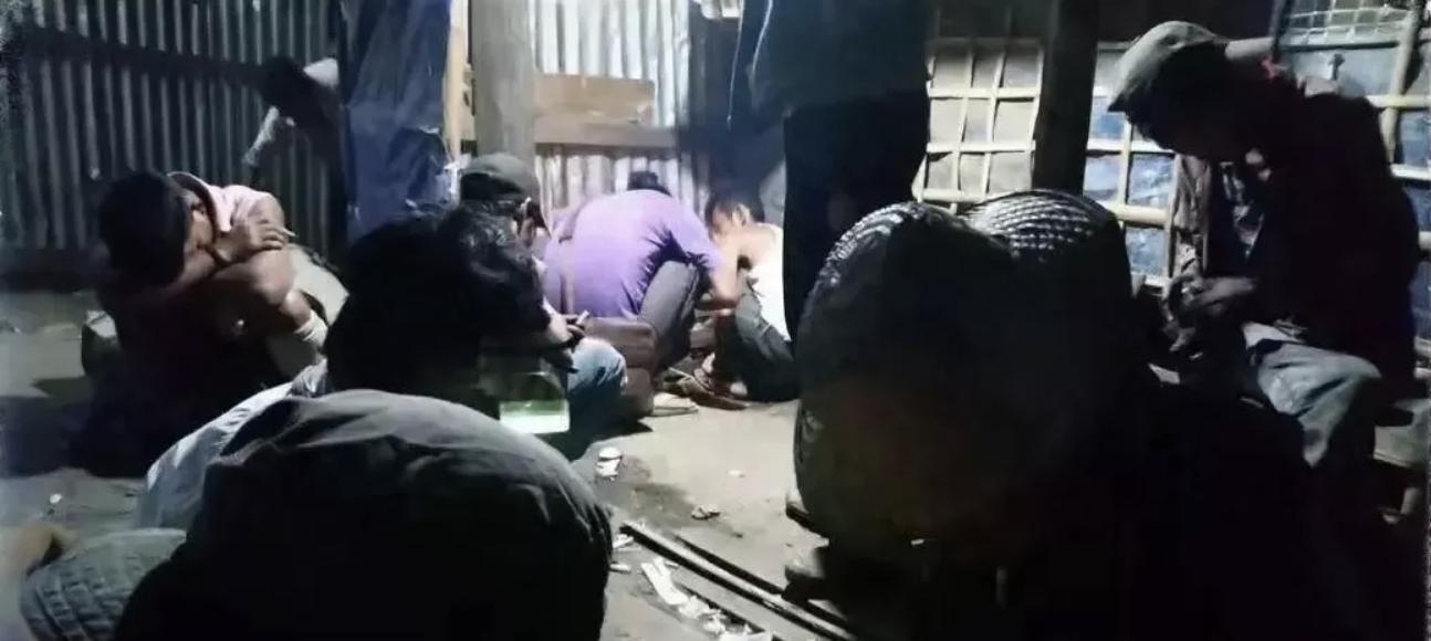 悲剧瞬间，男子出车祸掉进沟渠，父亲的施救却导致悲剧加剧