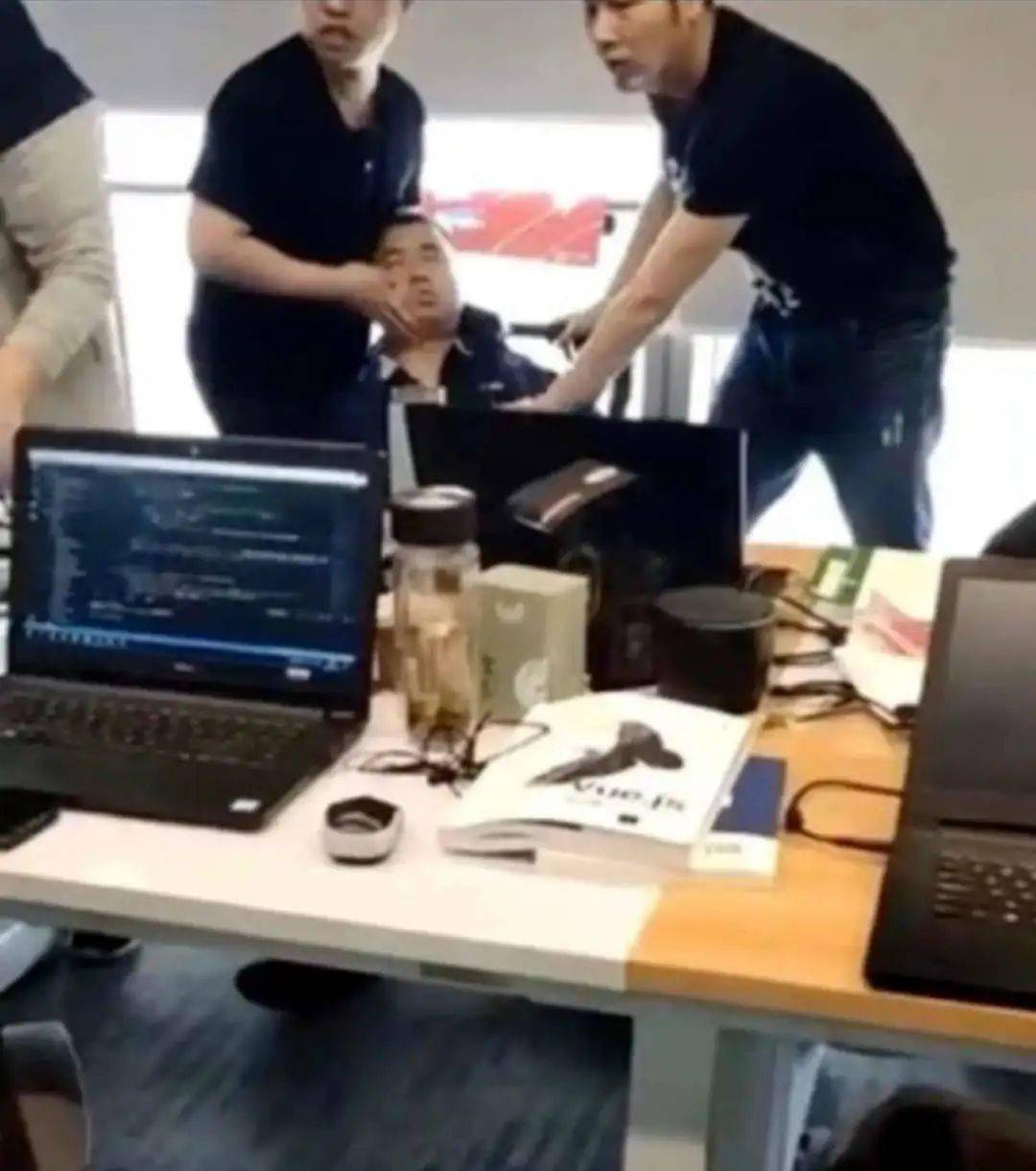 深圳一程序员入职一月家中身亡，背后的故事与反思