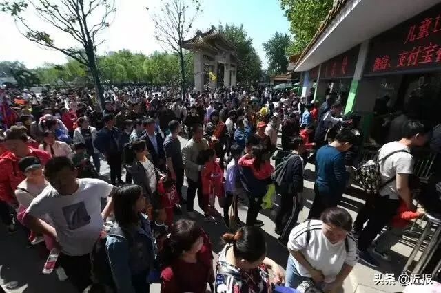 直击五一假期首日，各地景区火爆现象解析