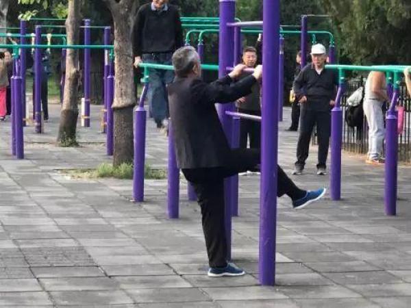 撞树锻炼身体，一种独特的健身潮流