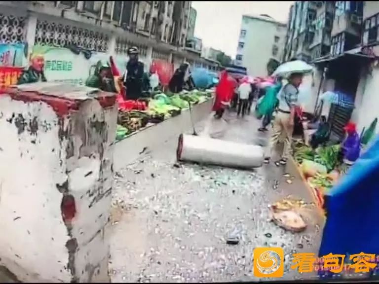 葬礼突遇狂风暴雨，墙体倒塌致悲剧发生