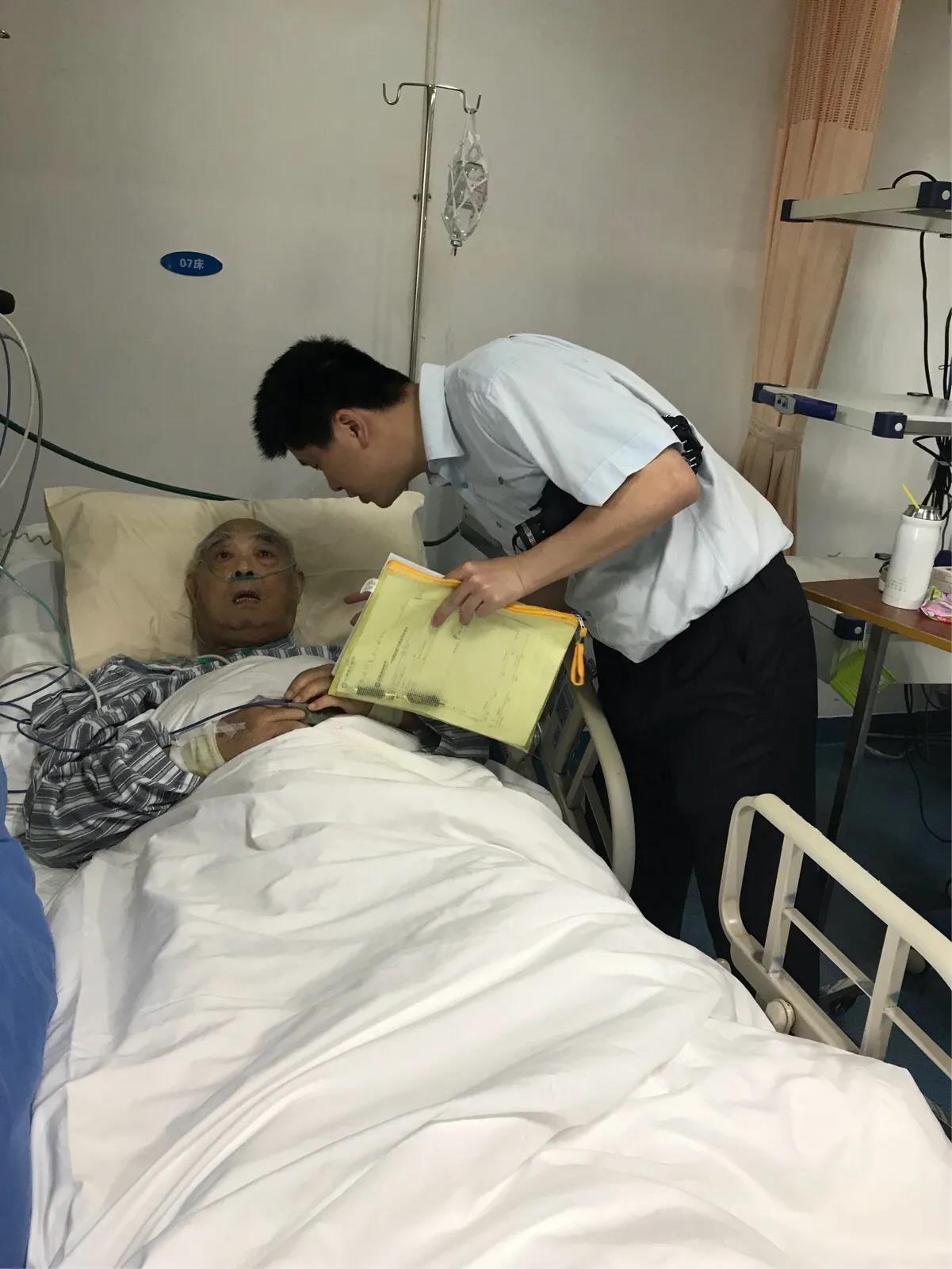 银行要求病重老人现场取钱合法吗？