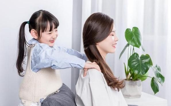母亲教育孩子引发意外，应对措施视频走红网络