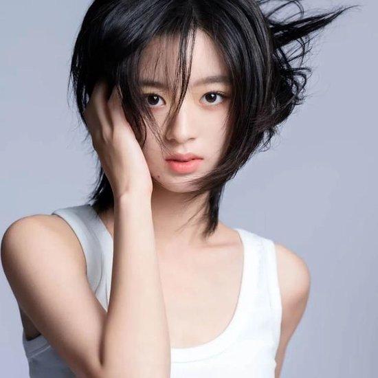 黄杨钿甜删除百万耳环照片事件，背后的故事与启示