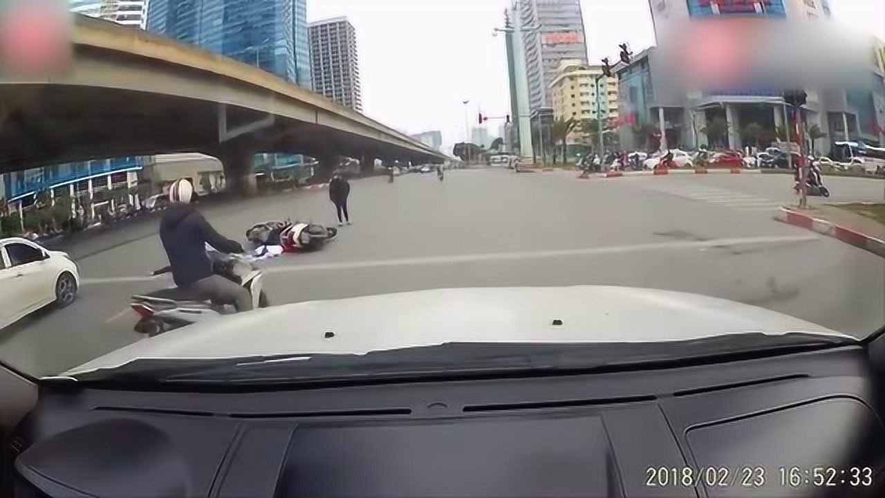男子骑摩托车过路口时与轿车相撞事件分析