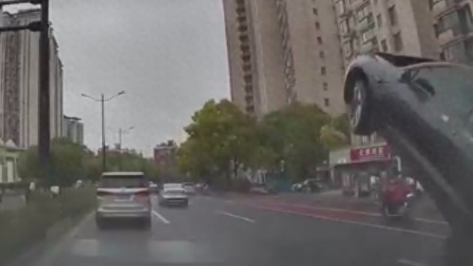 轿车行驶中离地弹起，现象解析与应对之策
