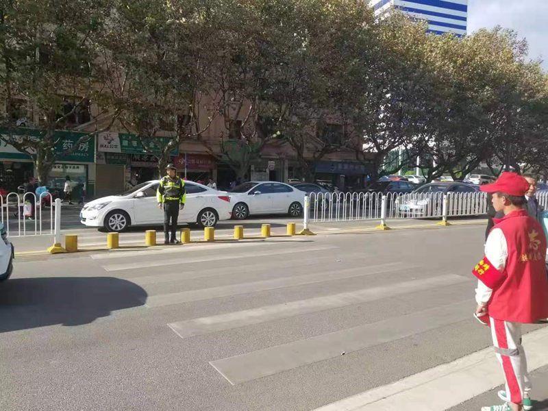 摩托车与横穿马路行人的意外遭遇