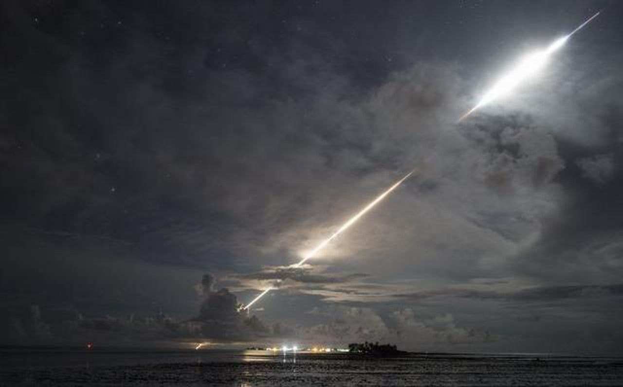 美军夜间试射洲际导弹，成功打到太平洋深处——全球关注下的军事动态分析