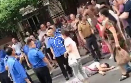 关于城管商贩冲突大量群众围观及官方通报的文章