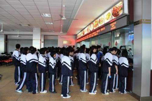 校长亲自干食堂，感慨比外包难太多