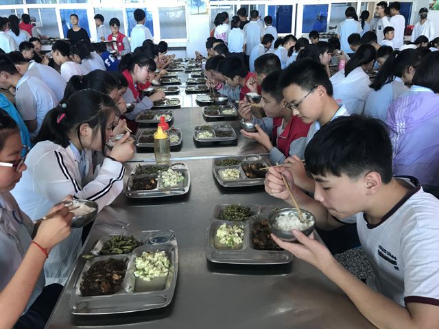 校长亲自干食堂，感慨比外包难太多
