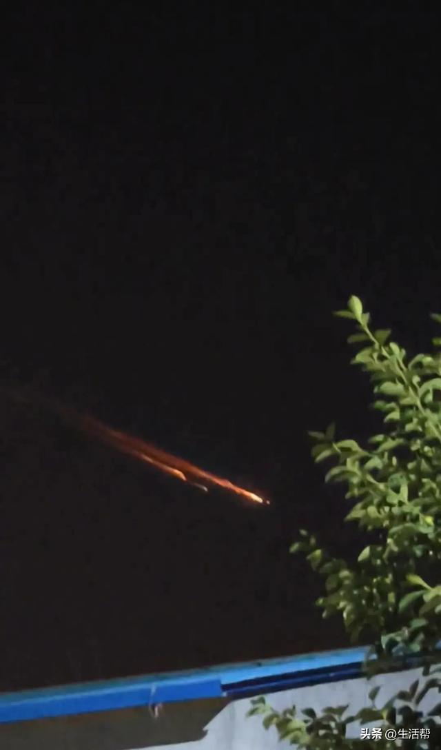 多地网友目击夜空现不明飞行物，神秘现象引发网友热议