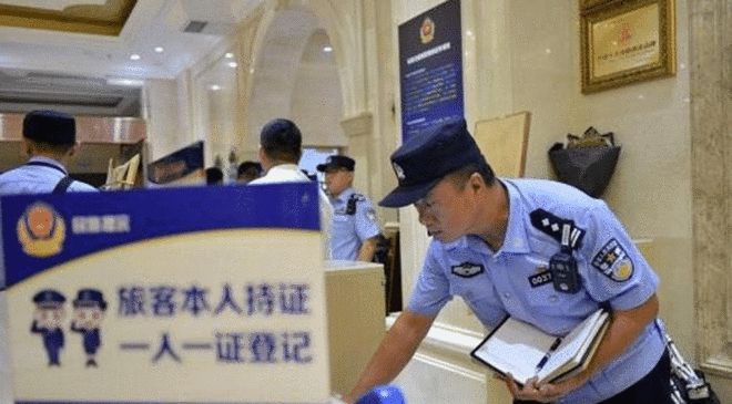 迪士尼乐园惊现情侣与一家三口扭打事件，警方通报引发关注