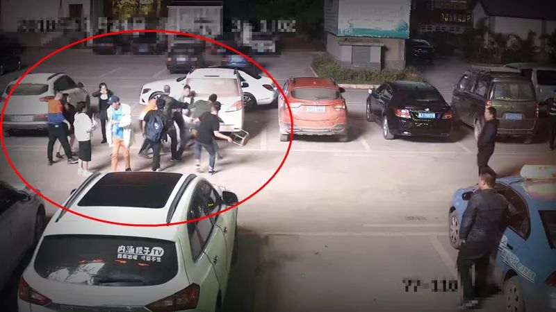 停车纠纷引发打架事件，深度解析视频背后的故事