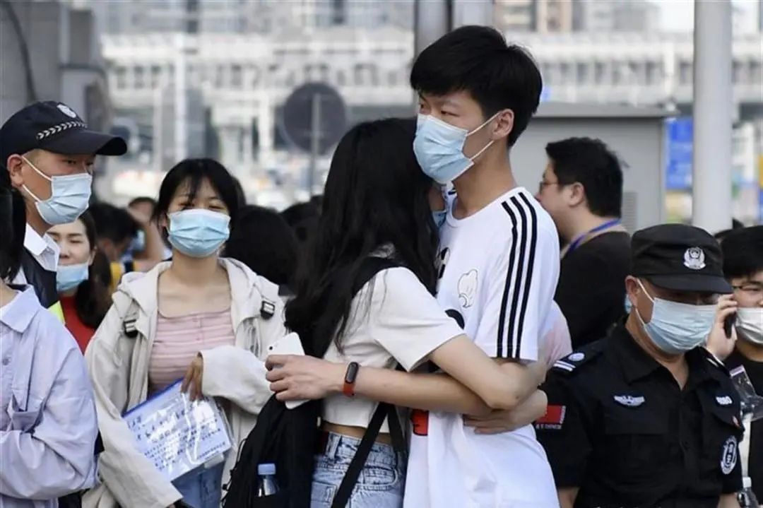 请假陪女儿高考被开，职场家庭的艰难抉择