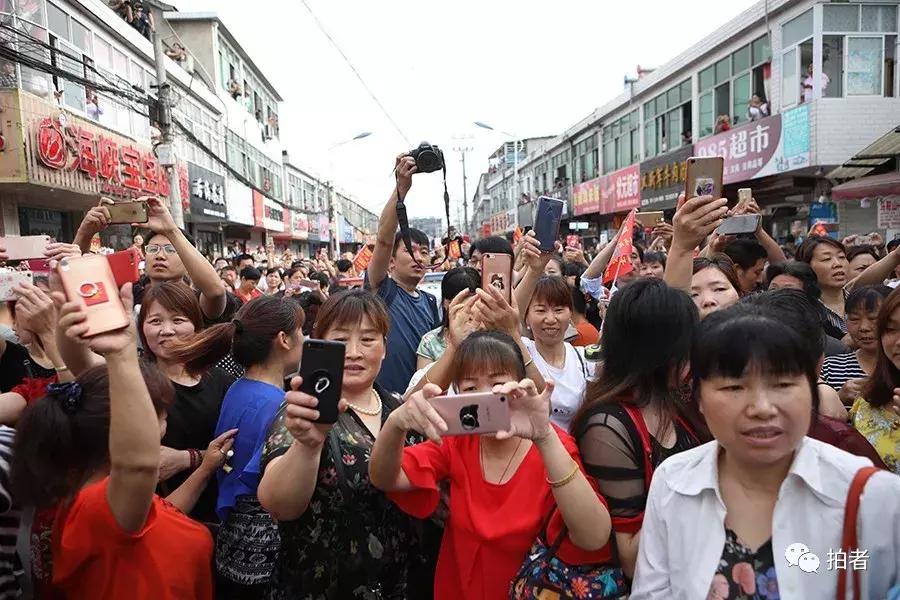 毛坦厂中学万人送考场面再现，时代的见证与青春的礼赞