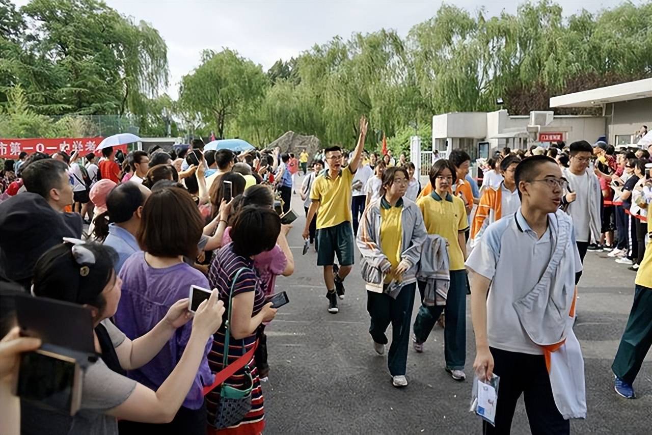 揭秘传奇，首位走出考场之考生分数揭晓时刻