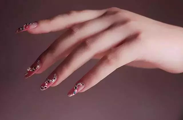 女子拍了下老公后背，手掌印清晰可见